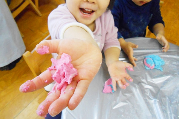 小麦粉粘土遊び(1歳児)