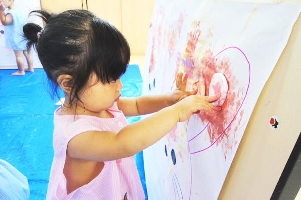 道具を使って絵の具遊び。「絵の具に触れて遊ぼう」