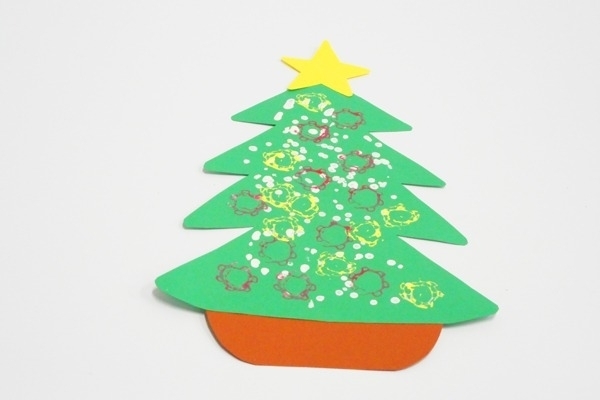 スタンプ遊びで作る。「スタンプでクリスマスツリー」