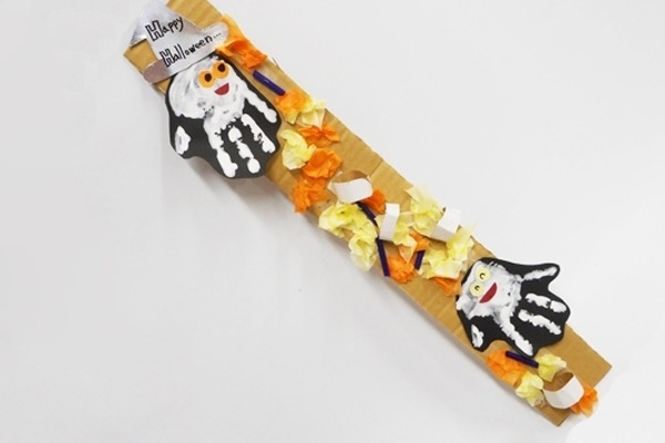 手型遊びを楽しみましょう。「おばけのハロウィンタペストリー」