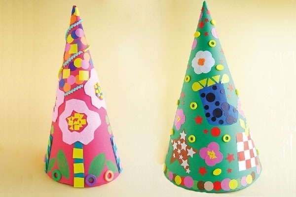 画用紙とシールでできる。「シールでクリスマスツリー」