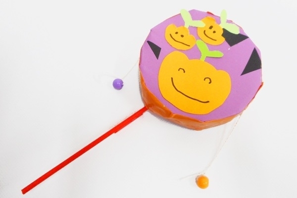 お花紙やビーズで音の鳴るおもちゃ作り。「ハロウィンのでんでん太鼓」
