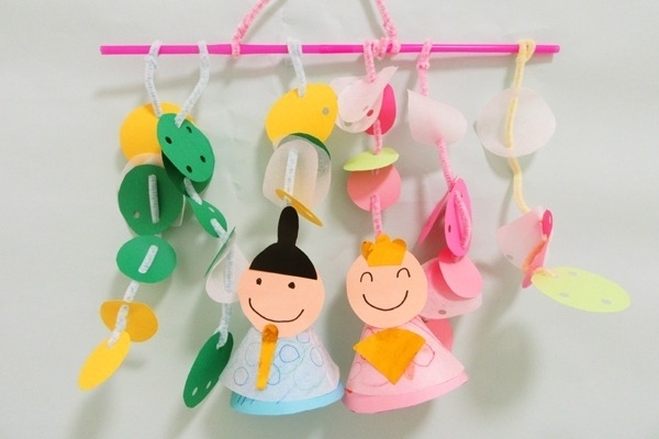 ひも通しで遊びながら作れる。「つなげて飾る♪おひなさま」